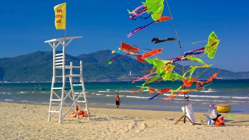 Tắm biển Mỹ Khê là trải nghiệm không thể bỏ lỡ