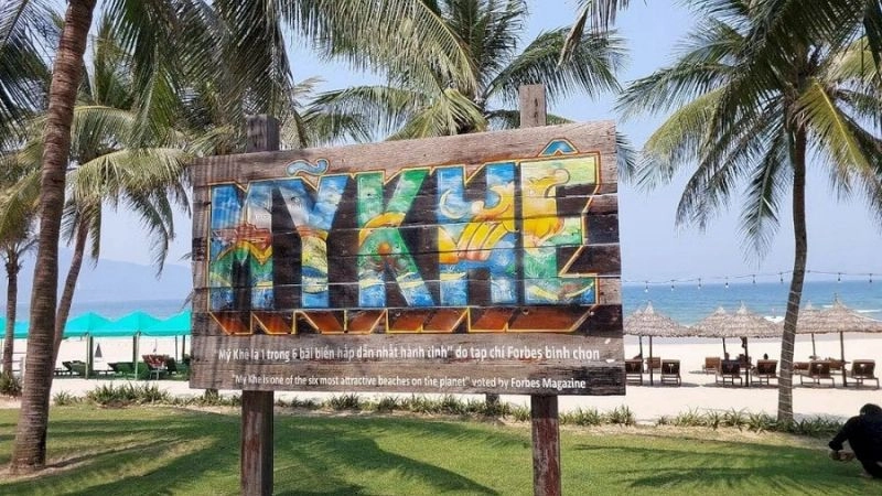 Cây dừa Mỹ Khê nghiêng mình đón gió biển mặn mòi