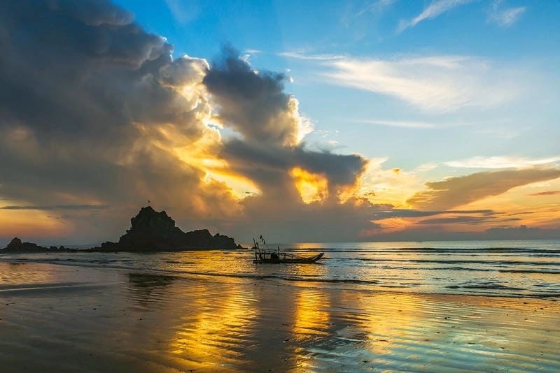 Bãi biển Nghệ An Cửa Lò với cát trắng và sóng dịu dàng