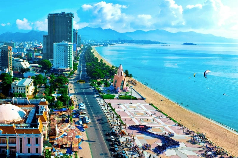 Cát trắng mịn màng tại bãi biển Nha Trang