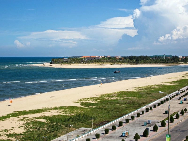 Bãi biển Nhật Lệ Quảng Bình rực rỡ dưới ánh hoàng hôn