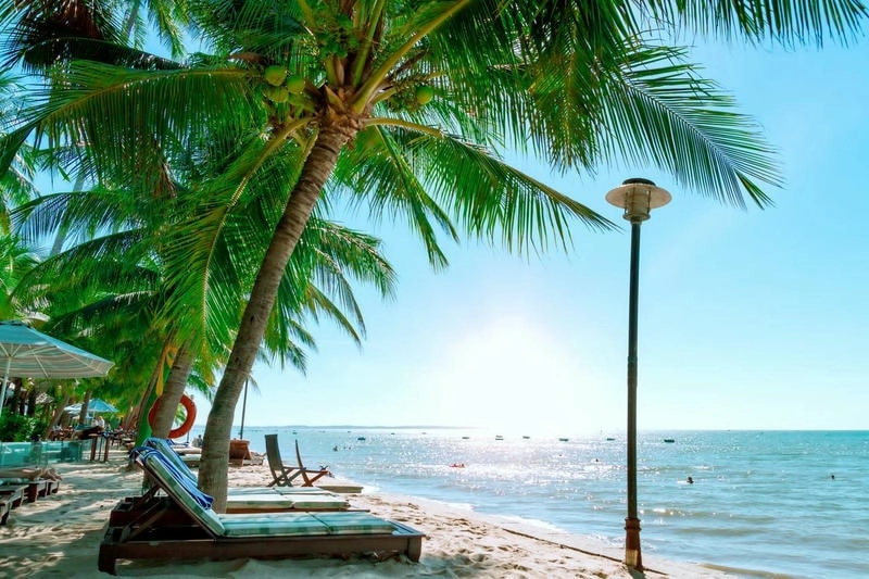 Bãi biển Phan Thiết xanh ngọc bên cát trắng