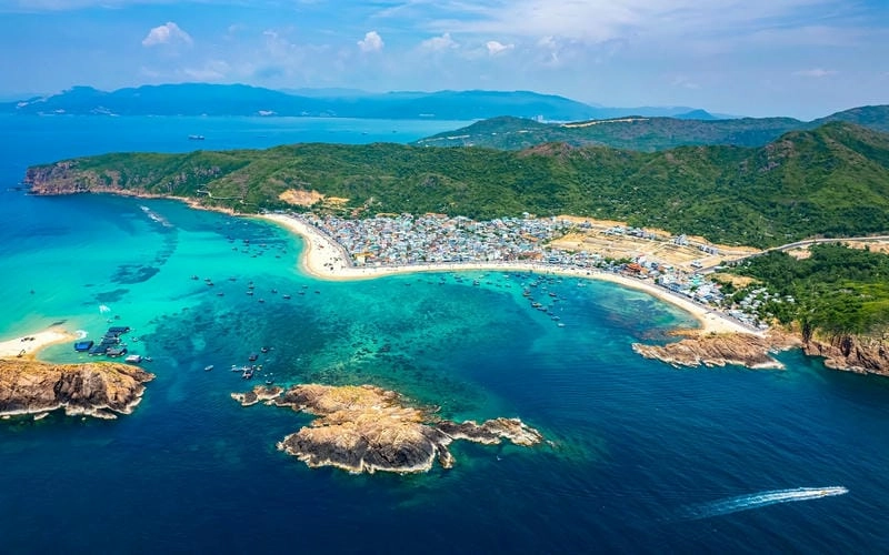 Thư giãn tại Bãi biển Quy Nhơn dưới ánh nắng vàng