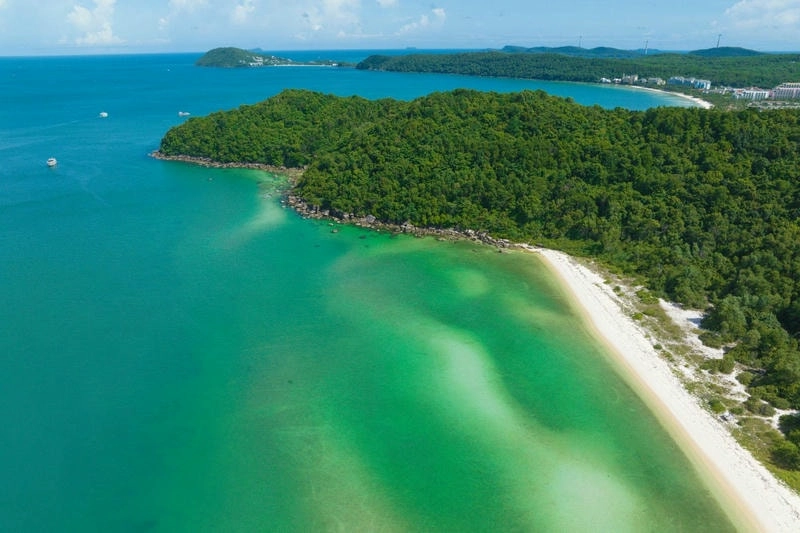 Bãi Sao Phú Quốc yên bình trong nắng sớm