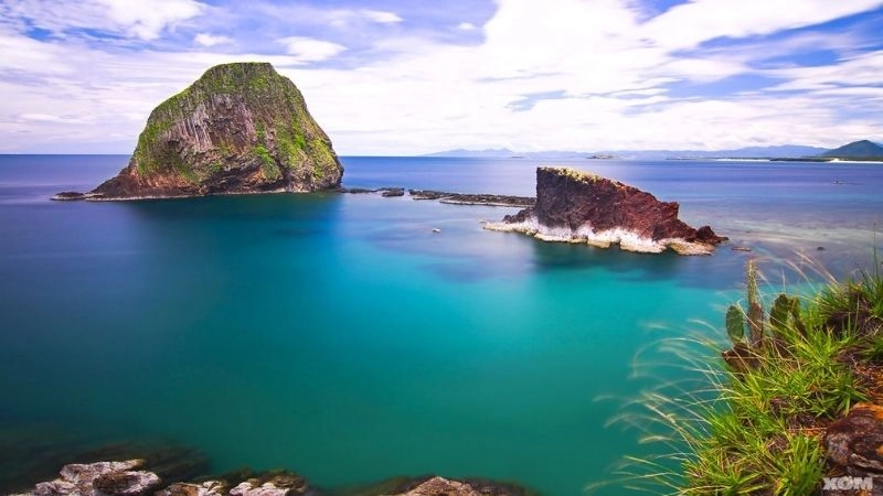 Nước biển Bãi Môn trong xanh mát lành dễ chịu