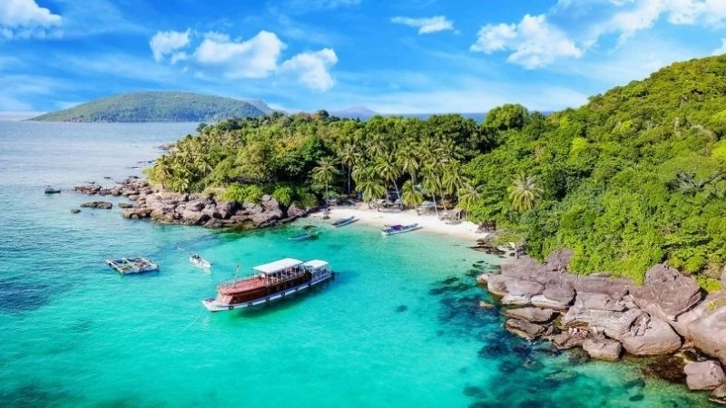 Hoạt động biển Bãi Môn đa dạng trải nghiệm thú vị