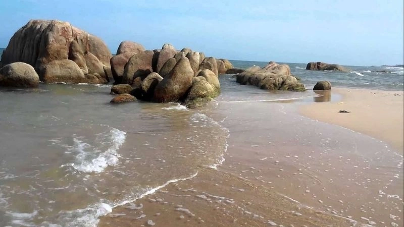 Cảnh biển Bãi Rạng khoáng đạt và thơ mộng