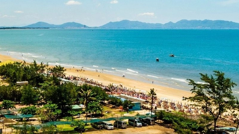 Bãi biển Bãi Sau nước xanh cát trắng