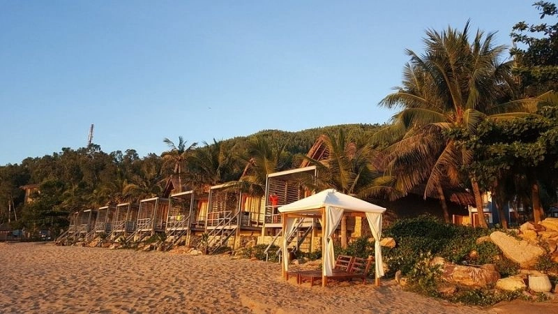 Nước biển Bãi Xép trong xanh mát lành dễ chịu