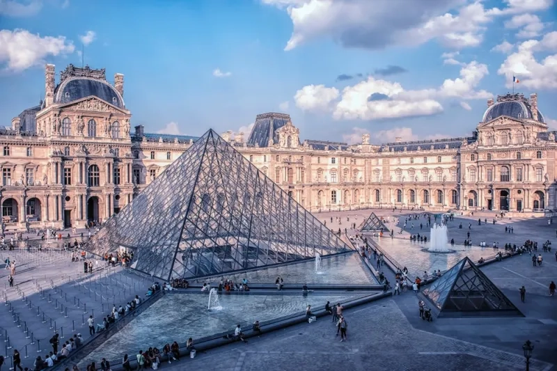 Thả hồn vào không gian nghệ thuật độc đáo của bảo tàng Louvre