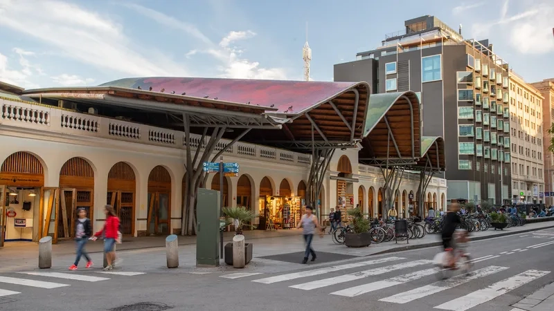 Những con phố nhỏ Barcelona đầy màu sắc nghệ thuật