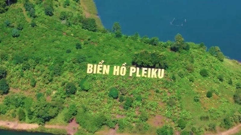 Cảnh quan Biển Hồ trong xanh giữa núi đồi hùng vĩ