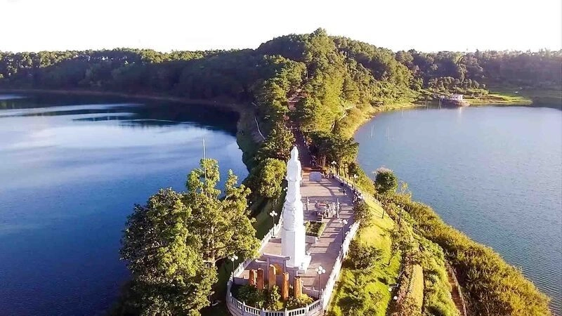 Hồ nước Gia Lai như viên ngọc xanh giữa núi