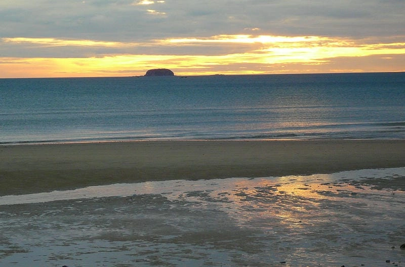 Biển Thiên Cầm Hà Tĩnh xanh mát trong nắng