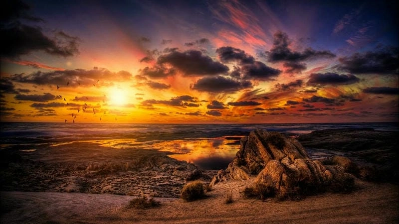 Bình minh Phú Yên rực sáng tại Hải đăng Mũi Điện