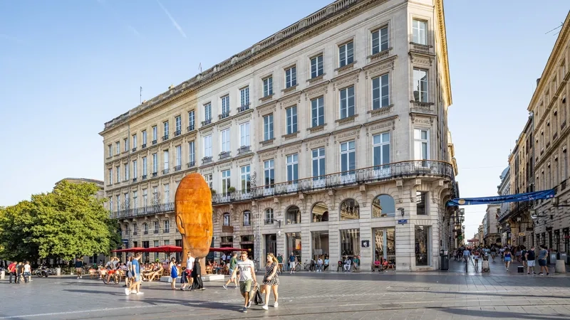 Dạo bước qua quảng trường lịch sử của Bordeaux