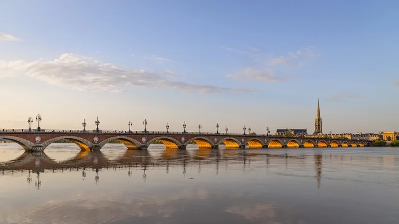 Hoàng hôn rực rỡ trên sông Garonne ở Bordeaux