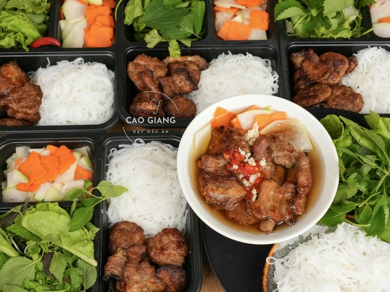 Quán bún chả Hà Nội đông đúc thực khách