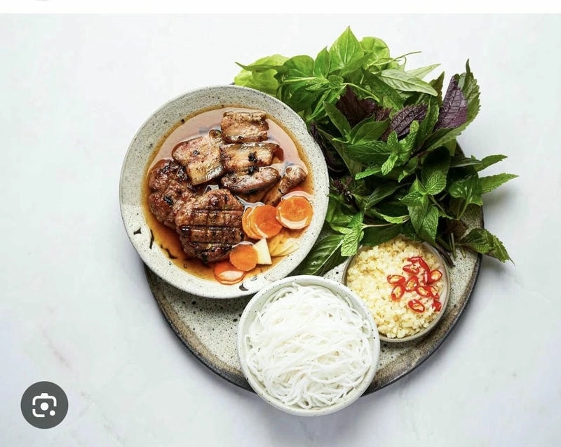 Bún chả Hà Nội với nước chấm chua ngọt hấp dẫn