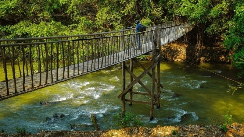 Cầu treo Buôn Đôn rung lắc đầy thú vị