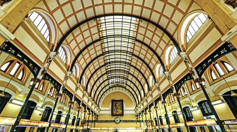 Bưu điện Sài Gòn rực rỡ trong ánh nắng TP.HCM