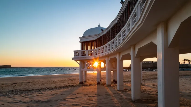 Hoàng hôn Cádiz mang sắc vàng óng ánh ấm áp