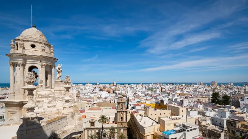 Vẻ đẹp hoang sơ của bãi biển Cádiz buổi sớm
