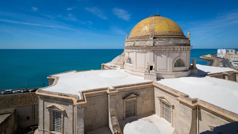 Bầu trời xanh thẳm ôm trọn biển Cádiz