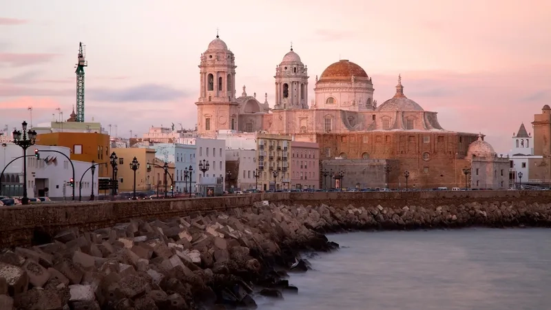 Ngày hè rộn ràng tại thành phố biển Cádiz