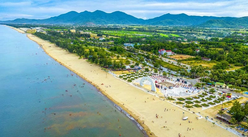 Cảnh biển Hà Tĩnh thơ mộng trong ánh nắng