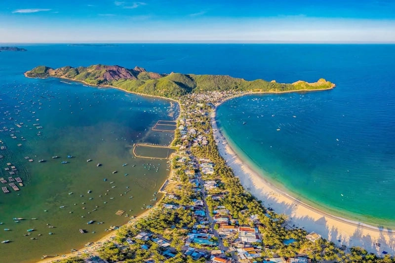 Cảnh biển Phú Yên trong xanh với sóng vỗ dịu dàng