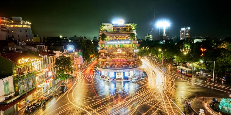 Cảnh đêm Hà Nội rực rỡ ánh đèn phố cổ