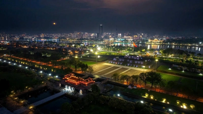 Cảnh đêm Huế với ánh đèn trên sông Hương