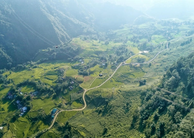 Cảnh đẹp Sapa với núi non và sương mù huyền ảo