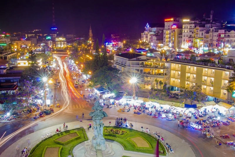 Đà Lạt với cảnh quan đồi núi hùng vĩ sương mù