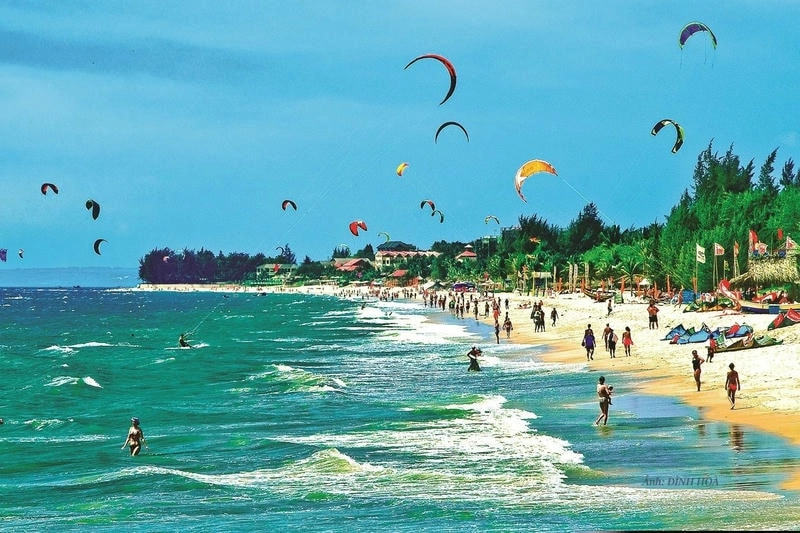 Cảnh quan Mũi Né với đồi cát và biển xanh ngọc