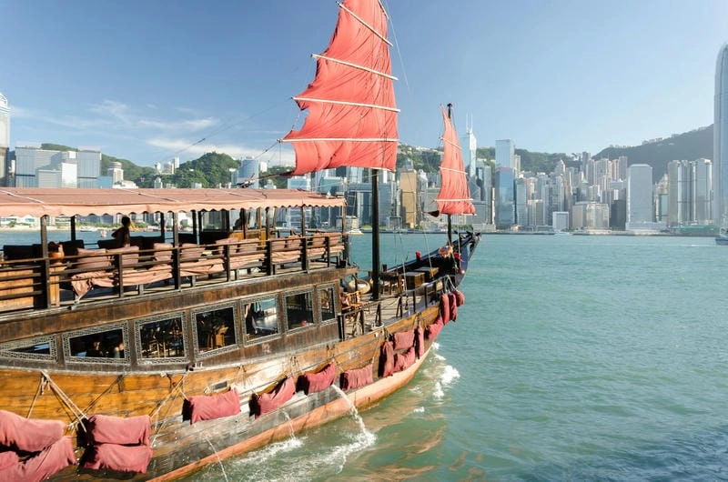 Tận hưởng không khí trong lành khi Đi dạo ven Cầu cảng Victoria