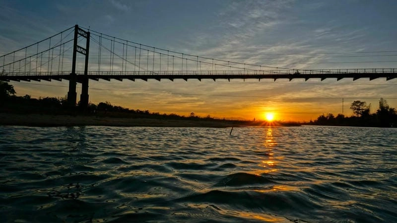 Khung cảnh Cầu Kon Klor Kon Tum trong sương sớm