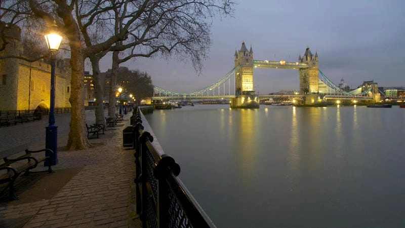 Ảnh Cầu Tháp tàu thuyền nhộn nhịp trên sông