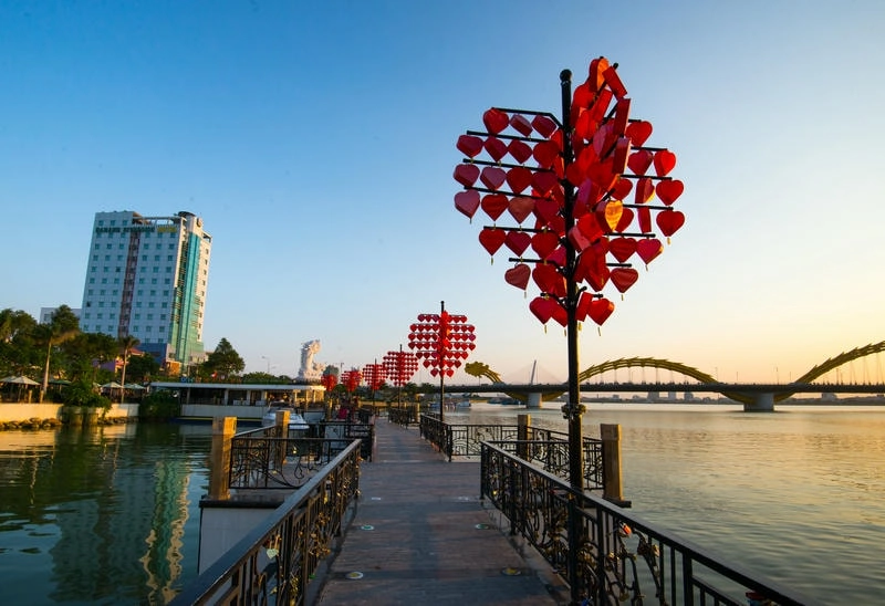 Cầu tình yêu Đà Nẵng với ổ khóa tình yêu rực rỡ