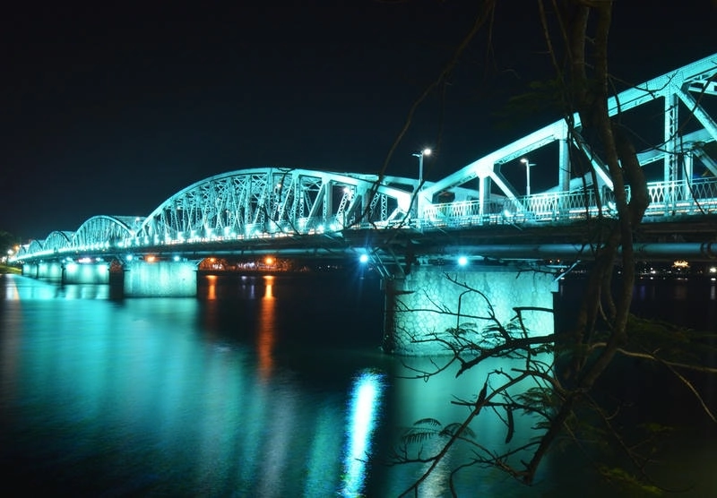 Biểu tượng cố đô tại cầu Tràng Tiền Huế