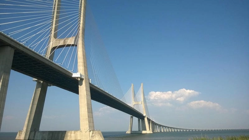 Ngắm Hoàng hôn Cầu Vasco da Gama rực rỡ tuyệt đẹp