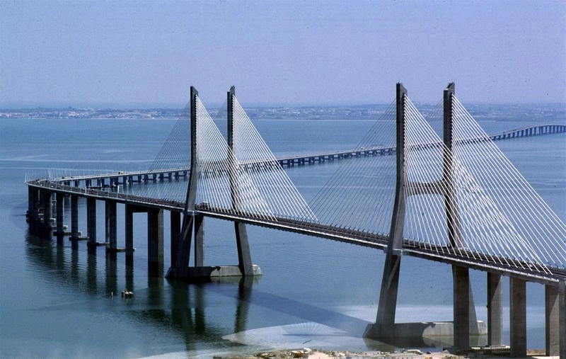 Đón bình minh trên Bình minh Cầu Vasco da Gama đầy cảm hứng