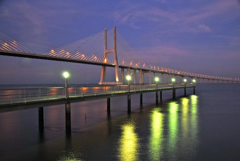 Ngắm cảnh Cầu Vasco da Gama về đêm lung linh huyền ảo