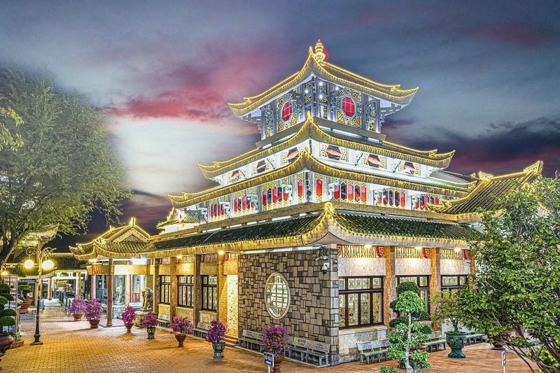 Lối vào chùa Châu Đốc rợp bóng cây cổ thụ