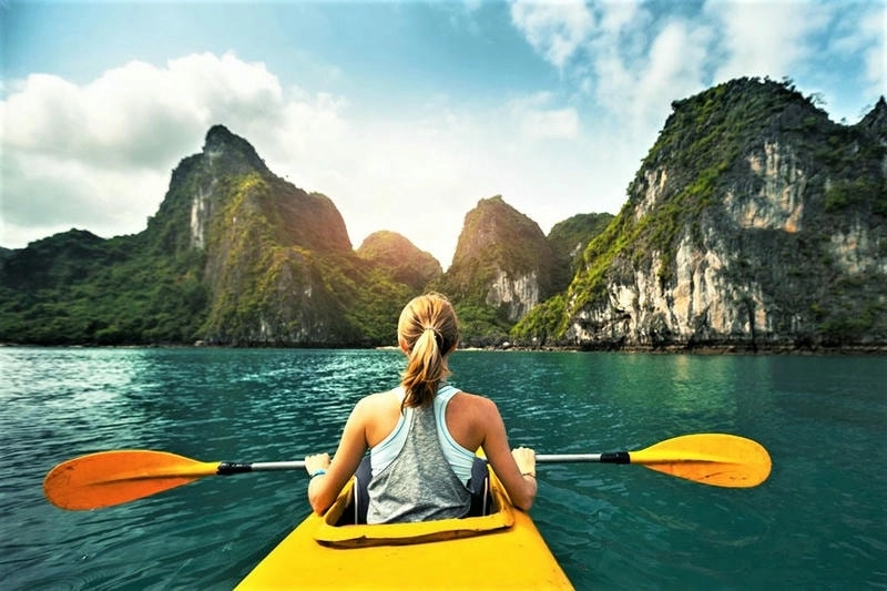 Chèo thuyền kayak Hạ Long giữa núi đá vôi hùng vĩ