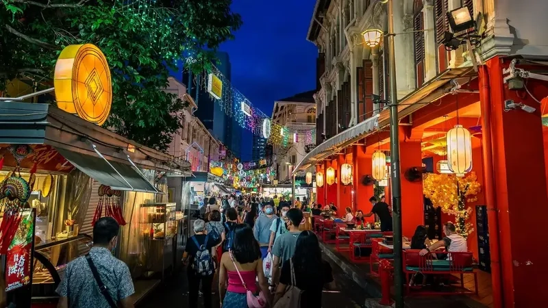 Du khách háo hức khám phá khu phố Chinatown