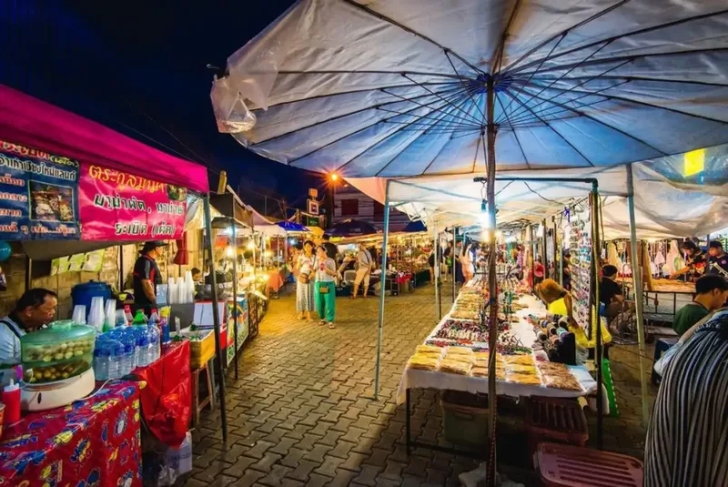 Chợ đêm Chatuchak hấp dẫn bởi không khí sôi động