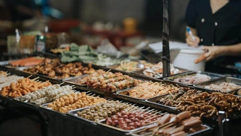 Không khí Chợ Đông Ba sôi động từ sáng sớm