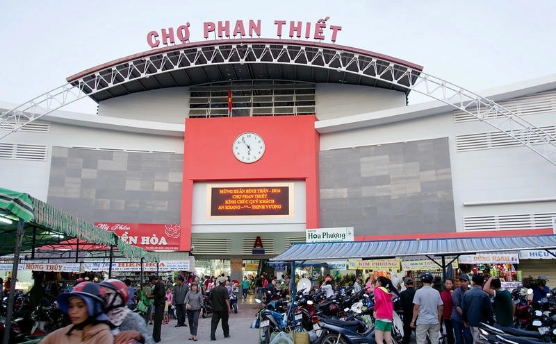 Chợ Phan Thiết nhộn nhịp với hải sản tươi ngon